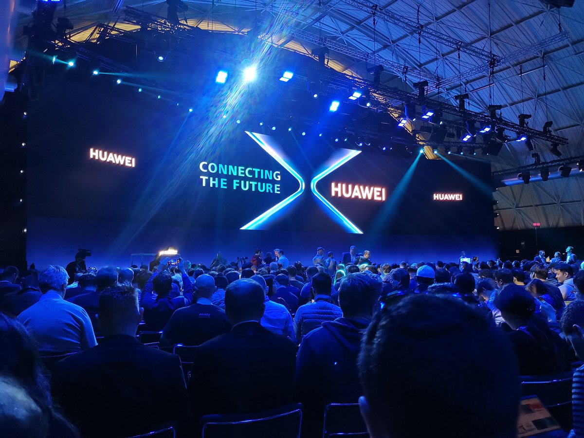 AlexPierrot7's tweet photo. An amazing #MWC19, introducing the #HUAWEIMateX, the perfect intersection between the future of design and the future of technology #5G #ConnectingTheFuture https://t.co/mmP9ORehp4