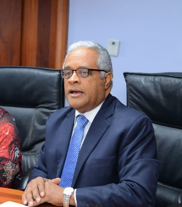 "Como Ministro de salud doy el paso, de manera que sirva como un símbolo indicador para todos los funcionarios y empleados del sector salud por qué debemos acogernos  y proceder a hacer el cambio" Dr. Rafael Cárdenas Ministro <a href="/SaludPublicaRD/">Salud Pública RD</a>