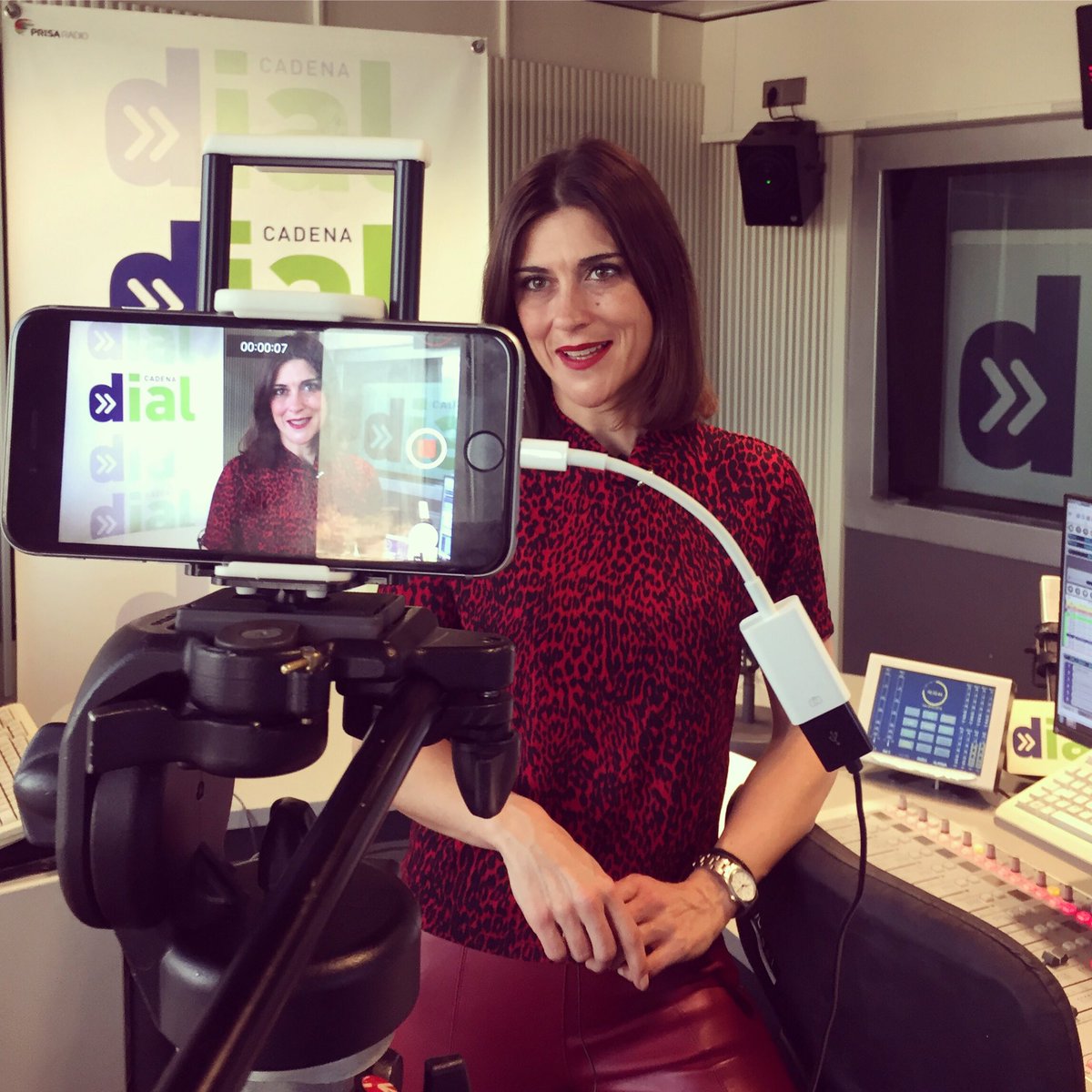 CarmeLaDiaL's tweet photo. ...se acercan #las3delviernes...
Mañana, en @cadena_dial 
💙💚
#novedades #lomejordenuestramúsica #rec #grabando #conVdeViernes https://t.co/HR45VpONm8
