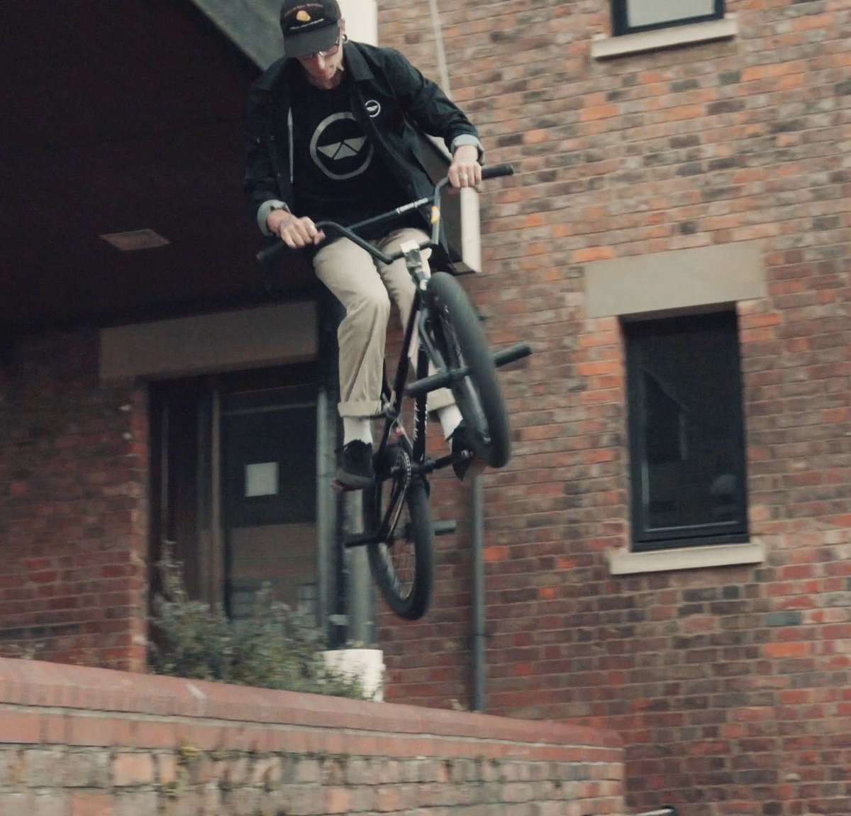 Freestyle bmx riding vibes... @rowan_bellingham 🎥 <a href="/callum_philpott/">Callum philpott</a> 
#rawsport93 #rawsport #bmx #freestyle #casualstyle