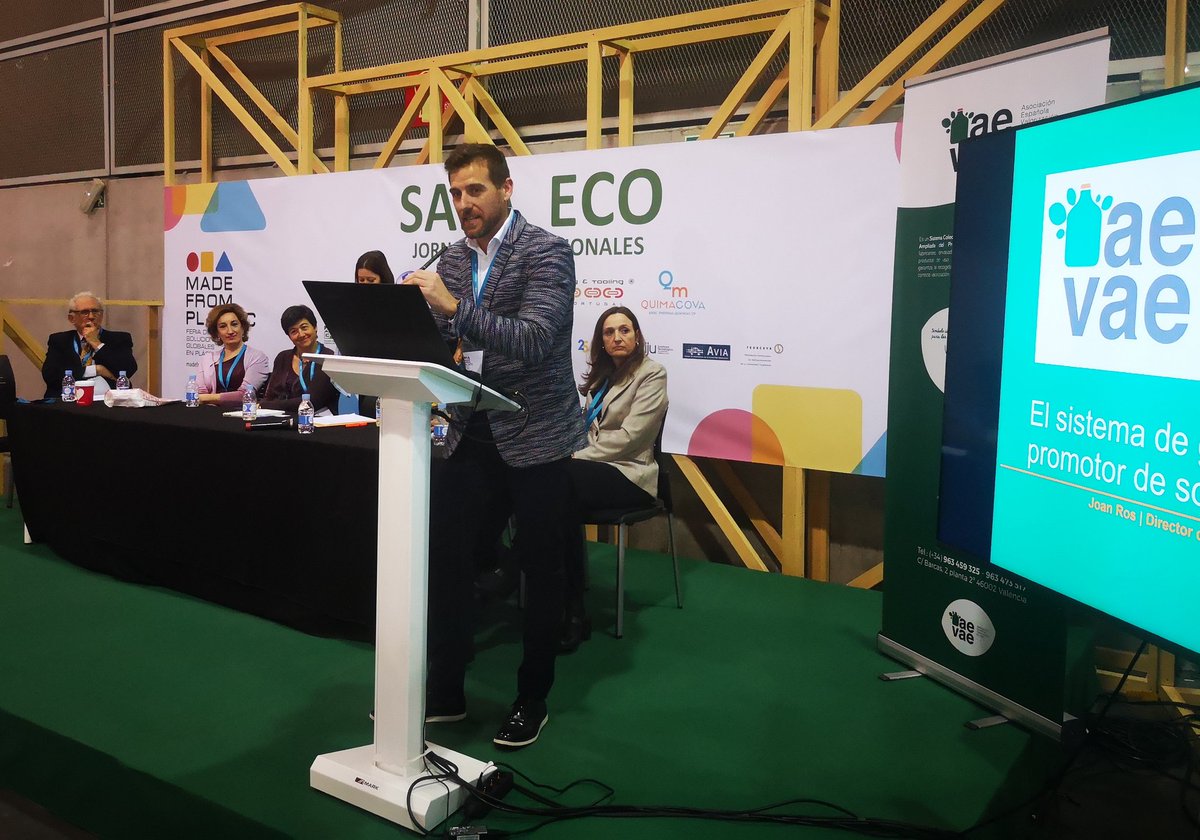 PlasticFV's tweet photo. ➡️ @joanros78, director de desarrollo de @aevae_es, integrada por fabricantes, envasadores y distribuidores de productos agrícolas, habla en la jornada #MFP2019 sobre el sistema de gestión de envases como promotor de soluciones.

#weloveplastic https://t.co/gsT3mEtJFC