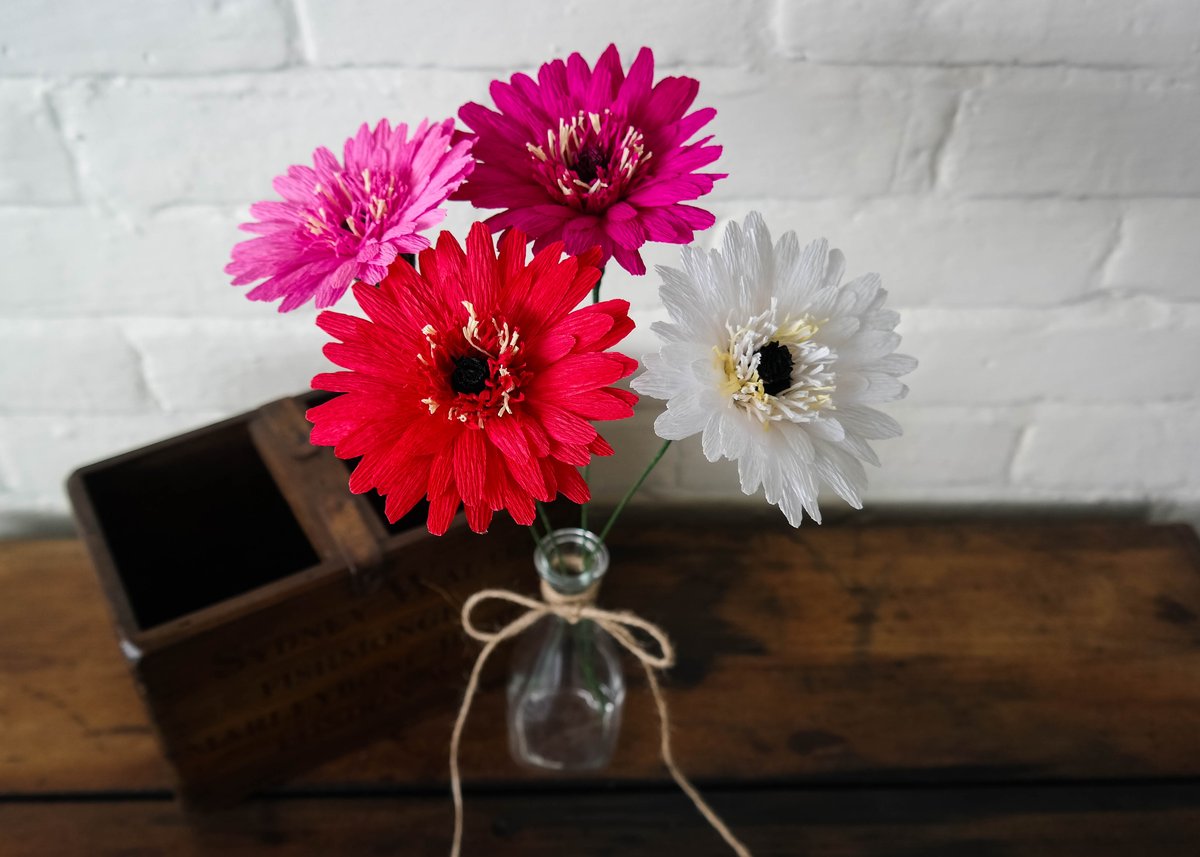Join botanical artist Bee Watson at #Mikrofest for a morning of paper flower making - learn to craft your very own paper gerbera! Materials &amp; equipment provided. Sat 1-4pm, Kaleider Studios Ground Floor. All creative abilities welcome. £35pp. Tickets here: wildhive.co.uk/product-page/p…