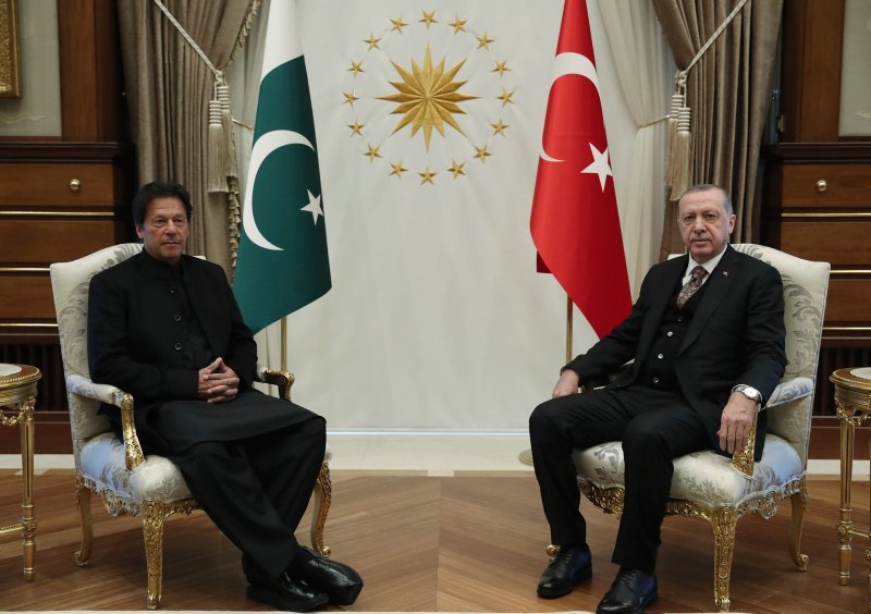 DailySabah's tweet photo. LATEST — Pakistan's PM Imran Khan says he will call President Erdoğan to ask him to help lower tension with India
https://t.co/lQv1DvvdDk https://t.co/Jdw74fuRd0