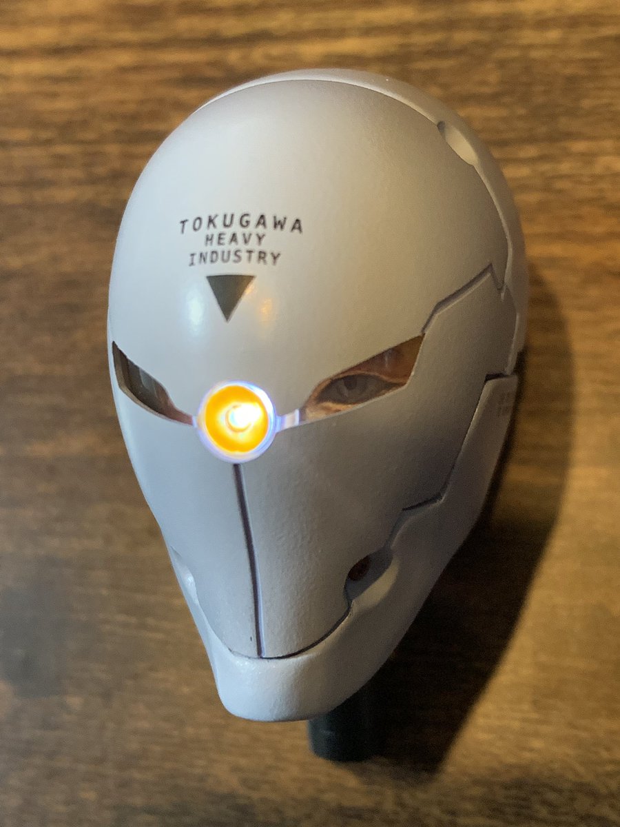 バイザー内部まで再現された頭部。センサー部は点灯。オープン状態では