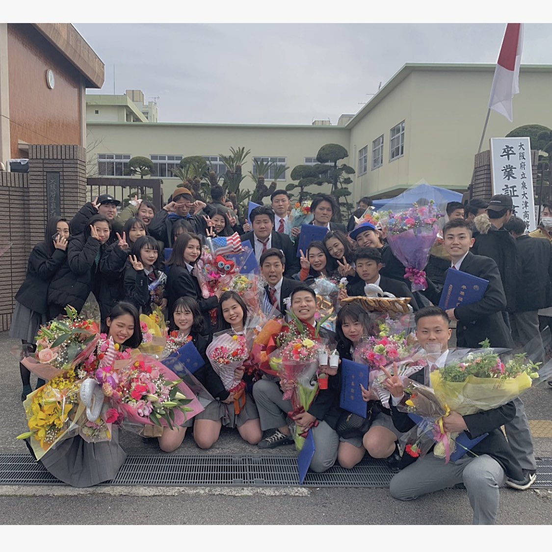 kotoha_1229's tweet photo. 泉大���高校卒業しました🌸

いい思い出いっぱいで最高の友達に出会えて幸せ���💜
3年間のJKライフ最高でした！！ https://t.co/Wp91AVgCBf