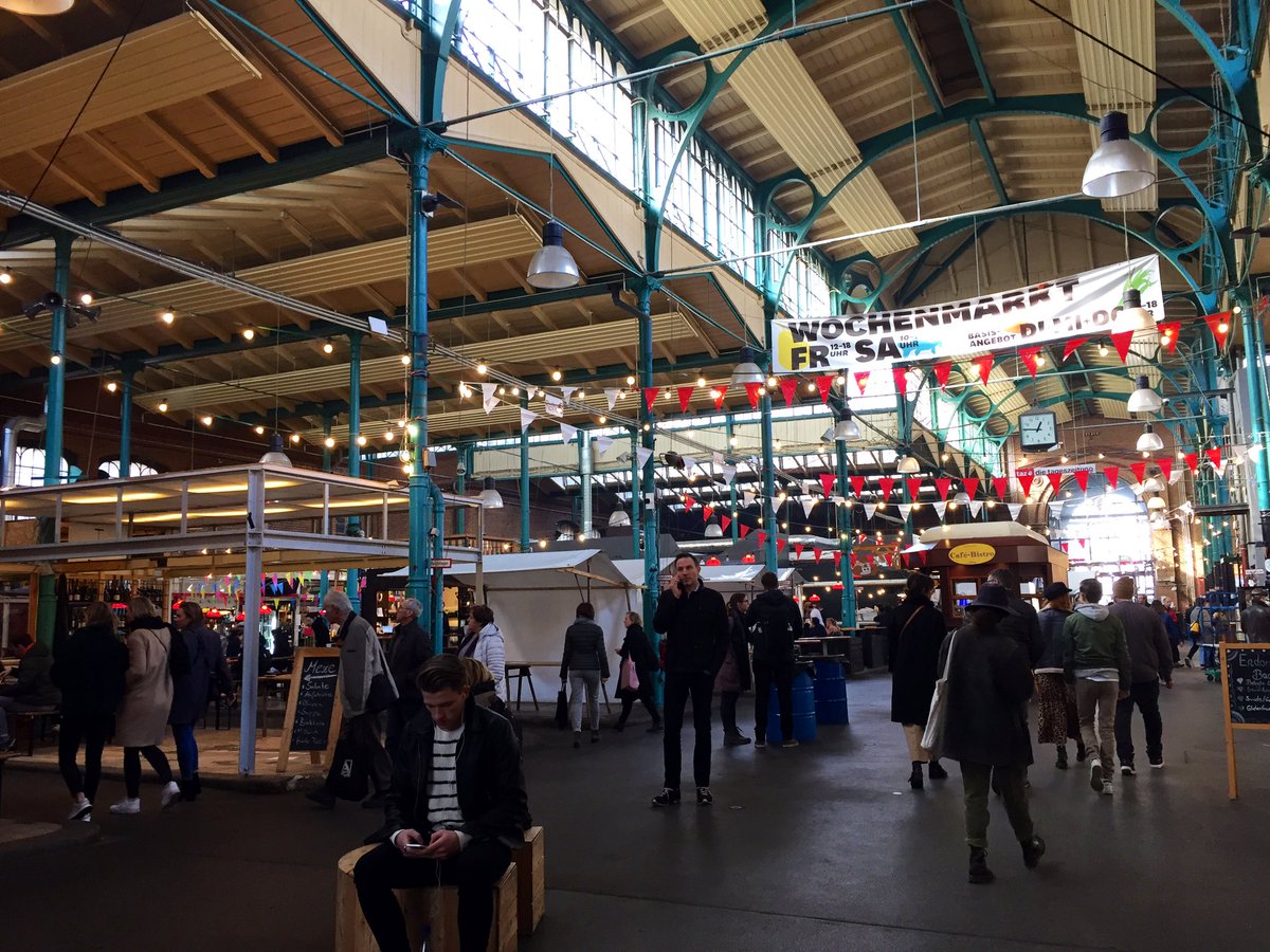 Es un gustazo encontrar en el interesante Markthalle de Berlín esta buena selección de <a href="/VinosJerez/">Vinos de Jerez</a> con referencias de <a href="/BodegaGColosia/">Gutiérrez-Colosía</a> @BodegasFdeC y @BodegasLustau
Un mercado donde comer bien platos recién hechos... pasta fresca, oriental, incluso tapas...
