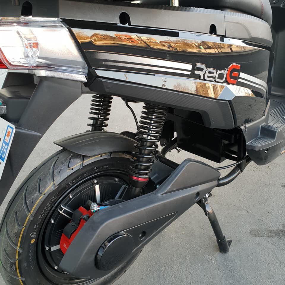 RedElectricFR's tweet photo. Retrouvez les scooters électriques RedE chez notre partenaire Multiscoot. #BeRedE 🛵⚡️ https://t.co/ghurwDdp3R