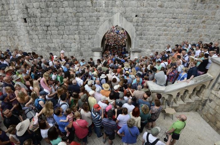 EikeUkena's tweet photo. 5 Kreuzfahrtschiffe, 14.000 Touristen. Der Wahnsinn in Dubrovnik. https://t.co/VGltMjj9Yi