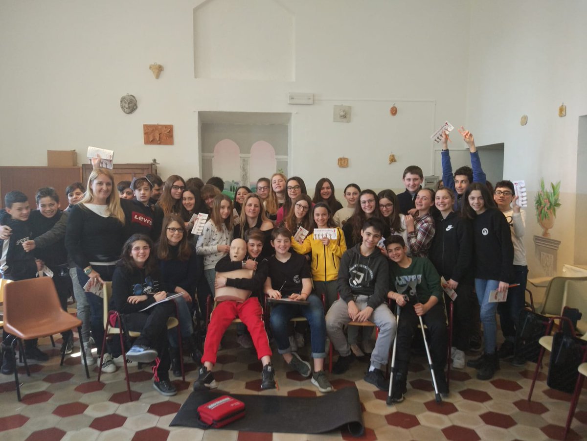 sienacuore's tweet photo. Corso blsd ai ragazzi della scuola San Bernardino di Siena https://t.co/NIZQYWxvWo