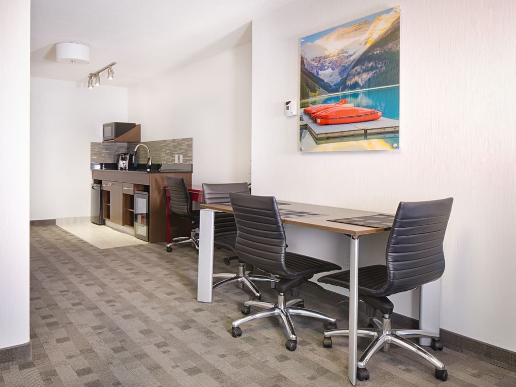 HotelElanYYC's tweet photo. At Hotel Elan, all our suites come with a balcony, living areas with sofa beds, and small dining areas. Give us a call today to enjoy a night in!! #yyc #HotelElanYYC #StayUptown #MeetMeOn17th #HotelElan #BoutiqueHotel #BoutiqueHotelYYC https://t.co/M65Dzu3CMb