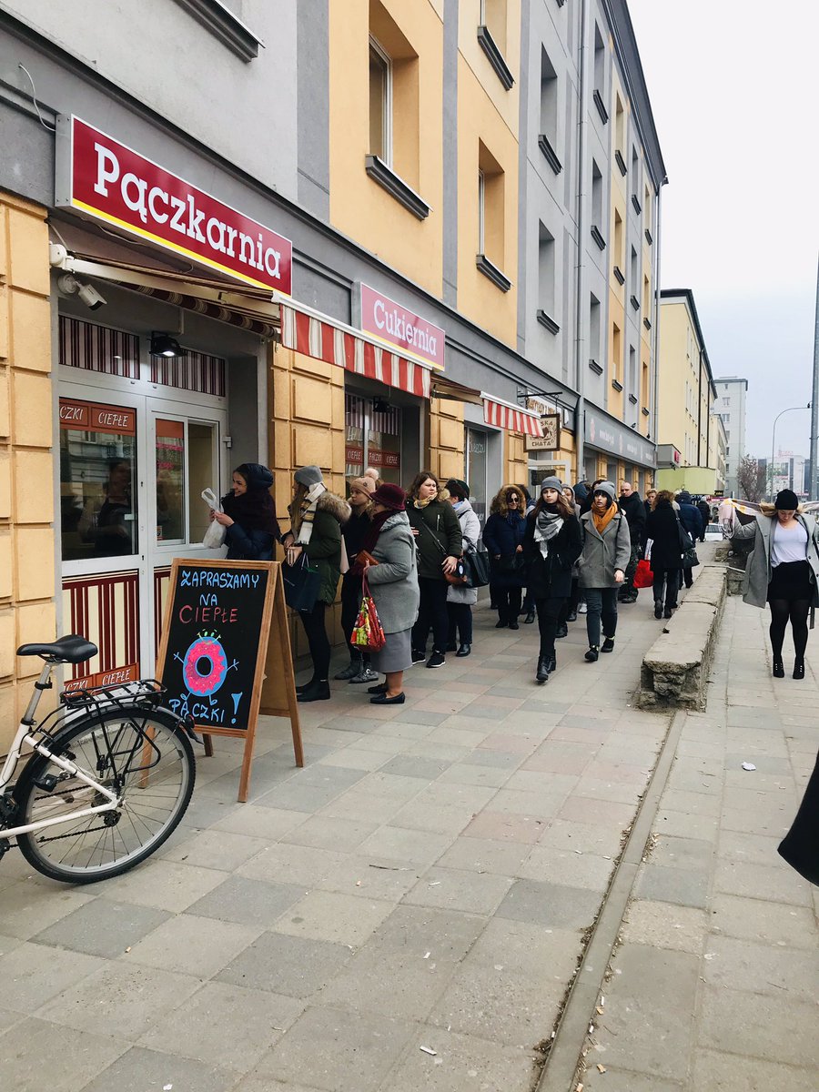 Ciepłe, wypiekane na miejscu, w przeróżnych wariantach... stąd też niekończąca się kolejka!😉
#TlustyCzwartek w #Bialystok 🍩🍩🍩