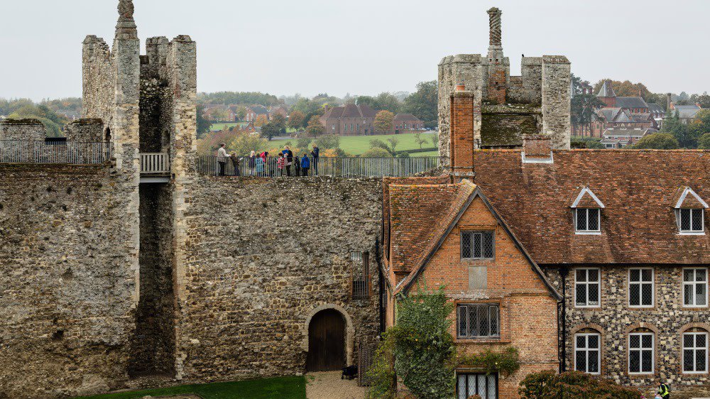 EnglishHeritage's tweet photo. At over 10 metres high, the wall walk at Framlingham Castle has been standing for over 800 years. https://t.co/FXrxMqcQTi https://t.co/HD33UMNBIE