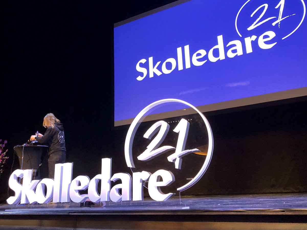 evalissiren's tweet photo. Nu drar vi igång #skolledare21 på #chinateatern ! 💫@gavume och @GEFilipsson först ut på scen. Vi börjar med ledarskap, visioner omsatta i handling, frågan varför du går till jobbet och att påverka där du är...@skolledarorg @lararstiftelsen @Lararforbundet @meetingrid @ADopping https://t.co/Kcd3zgUwjl