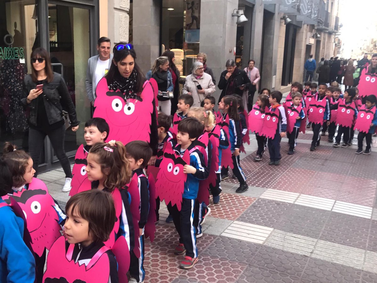 EscolapiesFIG's tweet photo. L’amor, la calma i l’alegria han tenyit de color els carrers de #Figueres. Un any més la Rua de Carnestoltes dels més petita ha sigut un èxit💗💚💛! Els petits monstres de colors han passejat pel centre de la nostra ciutat! #infaESC #Canestoltes19ESC #Llançat https://t.co/dQGRqrm684