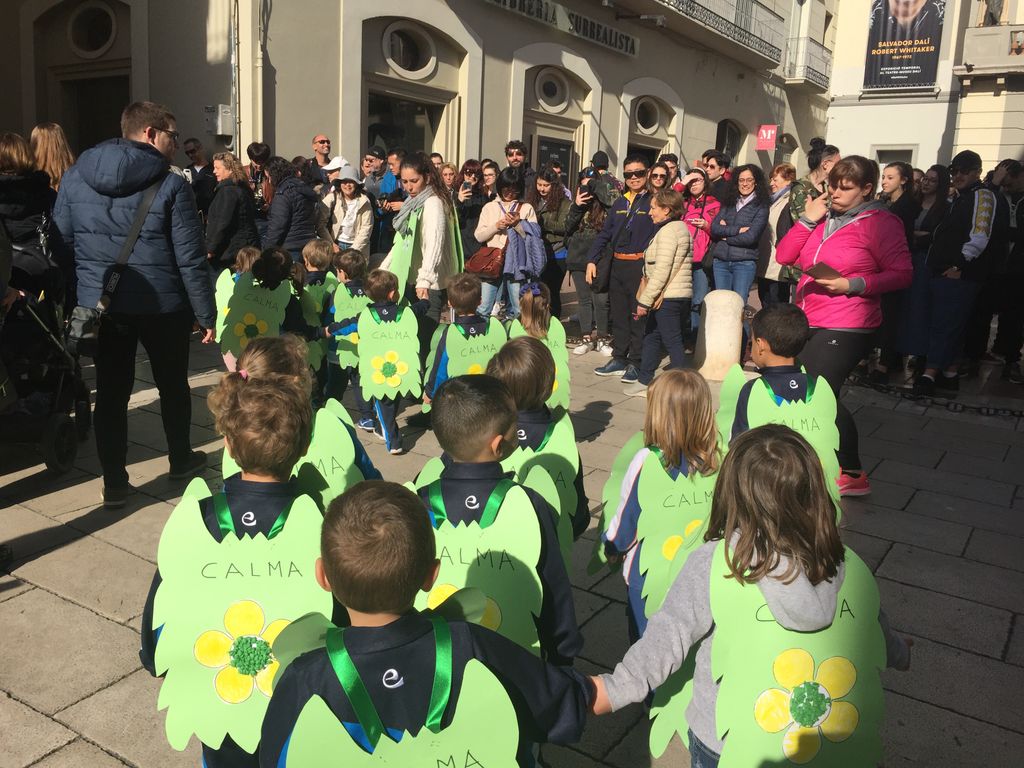 EscolapiesFIG's tweet photo. L’amor, la calma i l’alegria han tenyit de color els carrers de #Figueres. Un any més la Rua de Carnestoltes dels més petita ha sigut un èxit💗💚💛! Els petits monstres de colors han passejat pel centre de la nostra ciutat! #infaESC #Canestoltes19ESC #Llançat https://t.co/dQGRqrm684