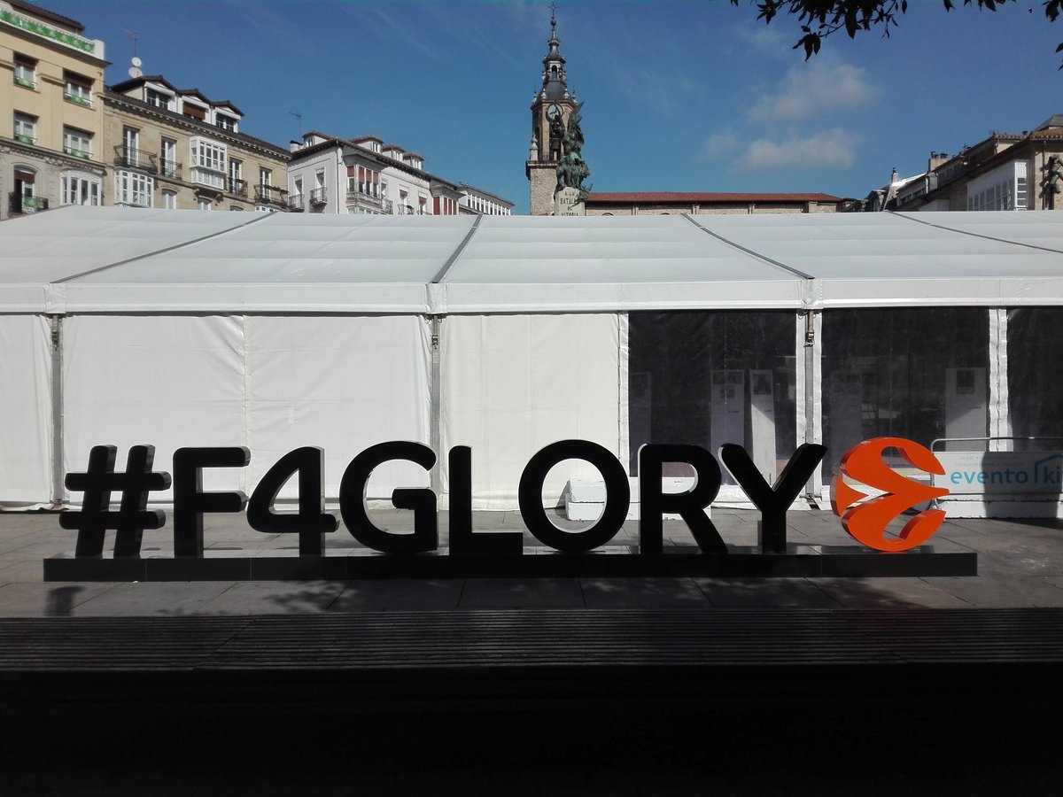 La exposición sobre la historia del baloncesto femenino alavés en la Fan Zone de la Copa de la Reina D0ffgERXQAA0SZ_