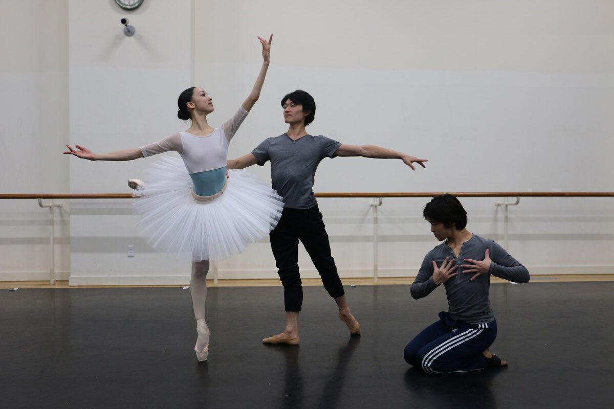 東京バレエ団 海賊 のリハーサルより 3 16の東京公演 3 21の富山公演に主演する沖香菜子 秋元康臣 池本祥真の3名 カメラを向けると作品を象徴するパ ド トロワの ポーズを決めてくれました 東京バレエ団 Thetokyoballet T Co Tidhlw8ffc