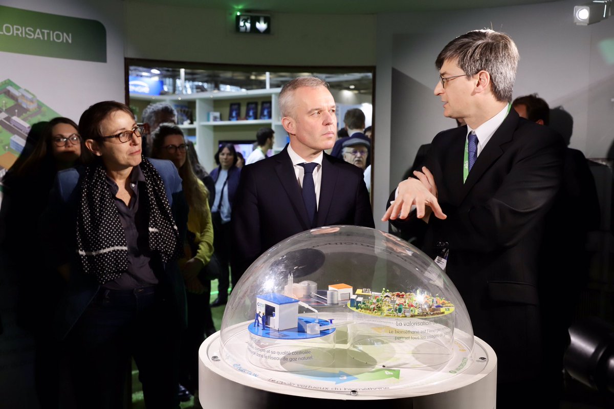 GRDF's tweet photo. Visite de @FdeRugy, Ministre d’État @Min_Ecologie, sur le stand #GRDF au #SIA2019. Échanges sur le #GazRenouvelable avec @SauvageEdouard, Directeur Général, et @catleboulproust, Directrice de la Stratégie. 

#Méthanisation #Agriculture #EnR #TransitionEnergétique Cc @dguillaume26 https://t.co/tBFCz2e64K