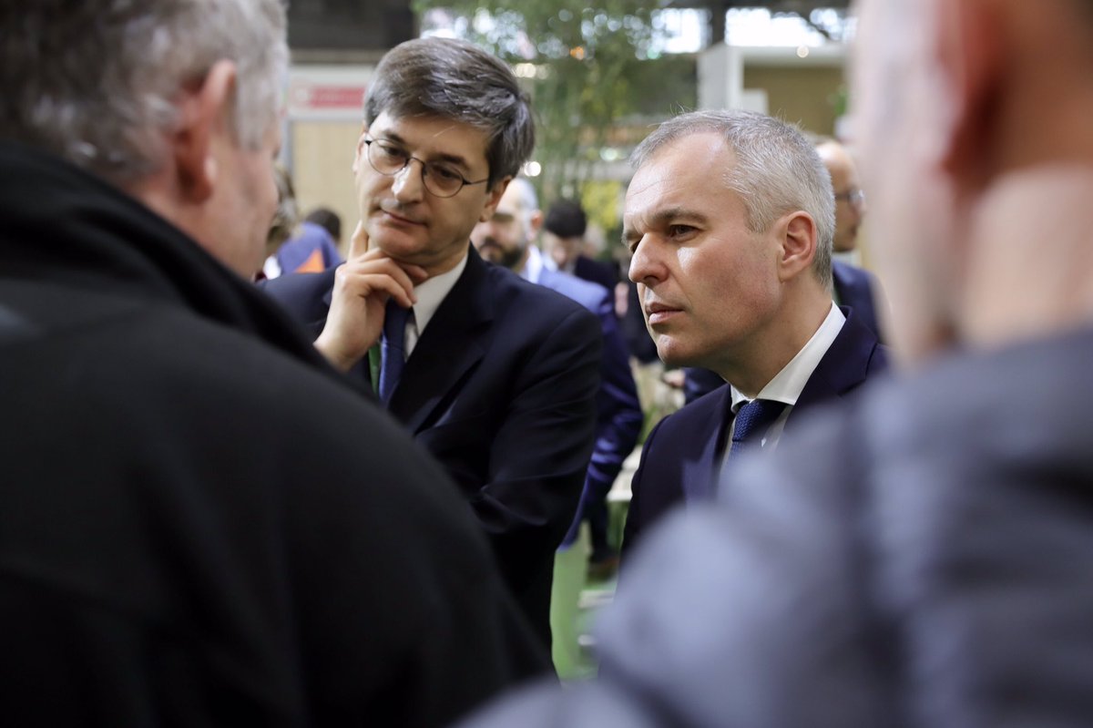 GRDF's tweet photo. Visite de @FdeRugy, Ministre d’État @Min_Ecologie, sur le stand #GRDF au #SIA2019. Échanges sur le #GazRenouvelable avec @SauvageEdouard, Directeur Général, et @catleboulproust, Directrice de la Stratégie. 

#Méthanisation #Agriculture #EnR #TransitionEnergétique Cc @dguillaume26 https://t.co/tBFCz2e64K