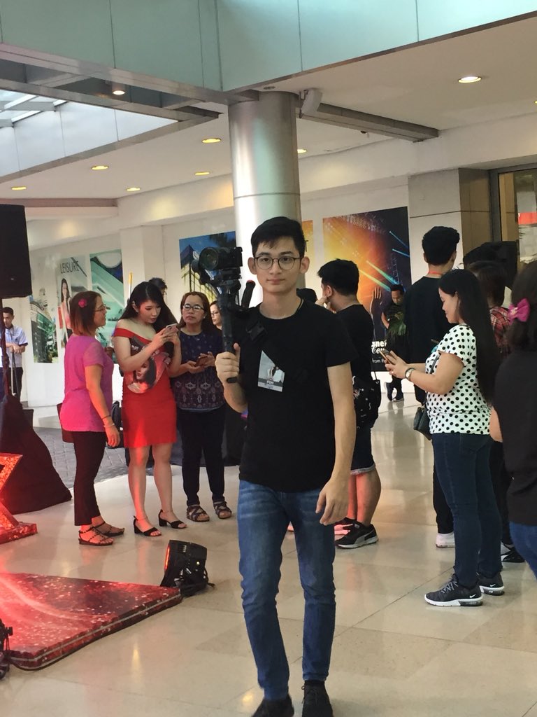 benwanderer's tweet photo. Cutie bagets spotted sa homecoming ni Catriona Gray sa Araneta 😍 Please dm me kung kilala nyo xa! #sarapngbagets https://t.co/0PQajvrAE5
