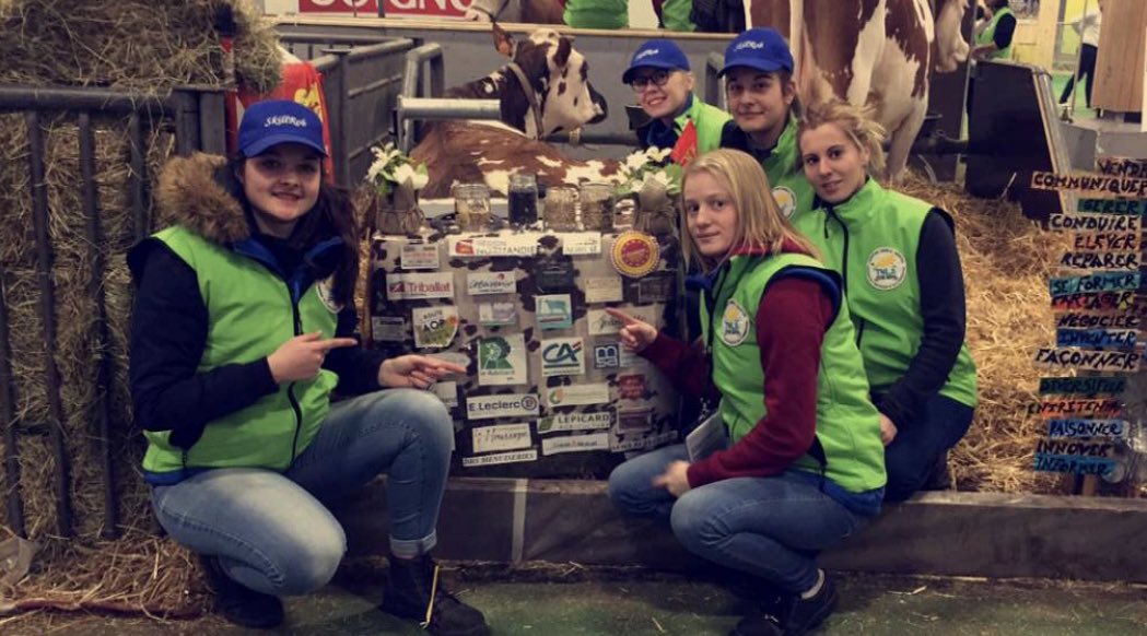Tnla2019Rob's tweet photo. Notre équipe est dans la place ! Depuis maintenant 2 jours, les filles et nos mascottes nous représentent sur le salon de l’agriculture 💪🏻🐮 #SIA2019 #TNLA2019 #robillard #SkillRob https://t.co/bz0i1ddP6t