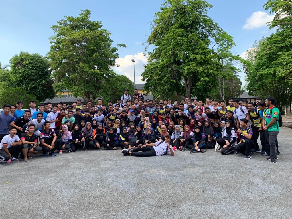 knwhda's tweet photo. Prank sir menjadi ππ. Sir cepat2 p ambk kereta bila tau budak kelas dia mengajar pengsan waktu nakp tandas . #srprocerus #sr113 https://t.co/ravsa7ZdVt