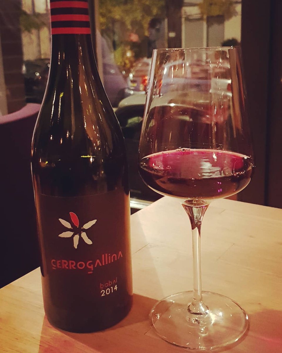 cerrogallina's tweet photo. ¿Brindar o no brindar? 🍷

☺👉 Si es con un #CerrogallinaBobal de color rojo picota muy vivo y cubierto, con nariz a frutos rojos y negros en sazón con pinceladas a hierba silvestre y violetas. Y en boca fresco, largo y rico en matices... la respuesta es obvia. 😉👉 ¿No creéis? https://t.co/Qg2FIl2CGn