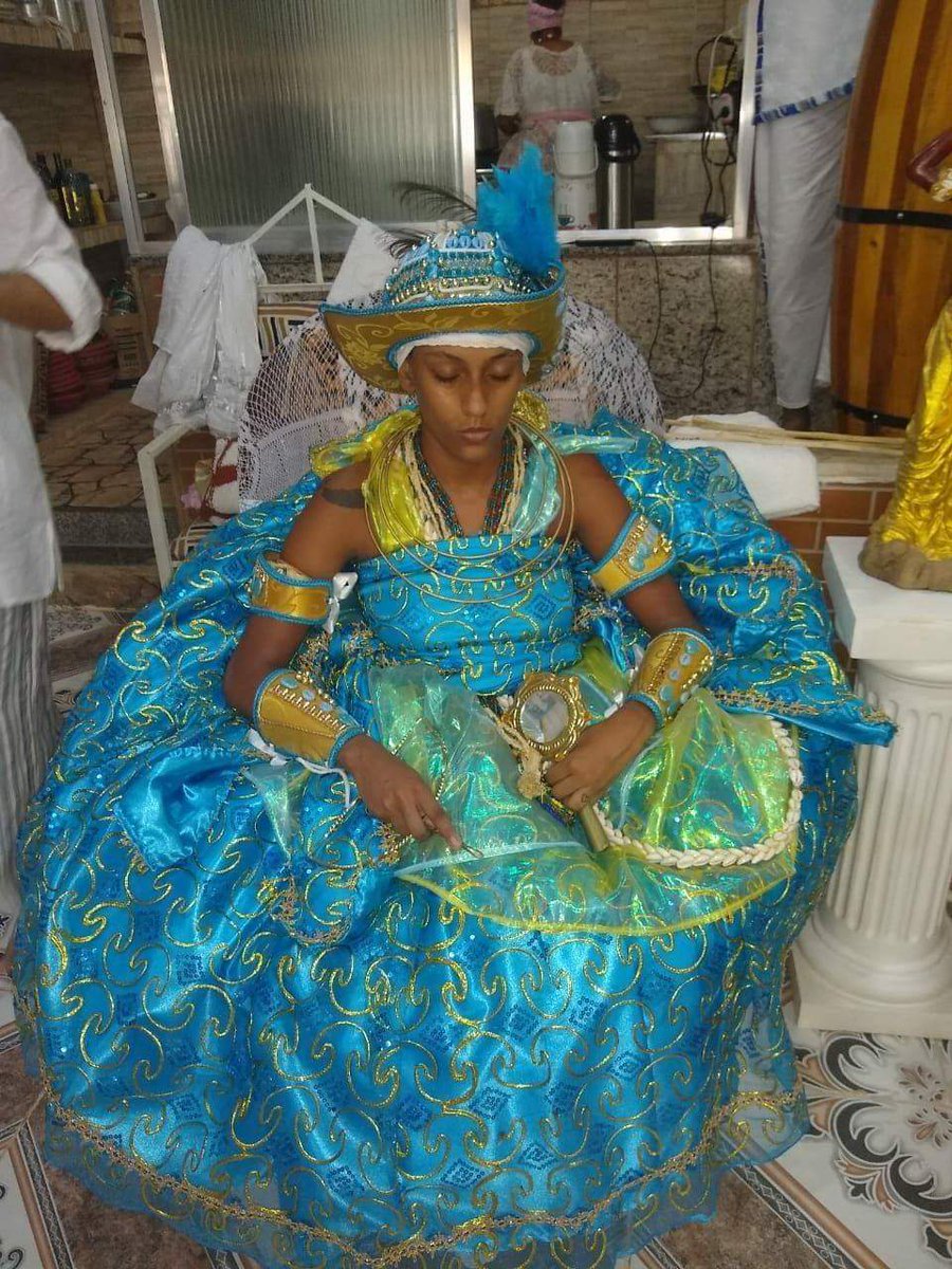 NossosOrixas's tweet image. Logun transita por todos os lugares, Orum e Ayê, terra e ar, fogo e água. Logun Edé é orixá novo que velho respeita porque até eles sabem dos poderes que ele carrega. É ágil, é vigoroso e é sábio. Logun não é príncipe, ele é rei de todos os corações de seu filhos!

Oluawô🏹💛💙