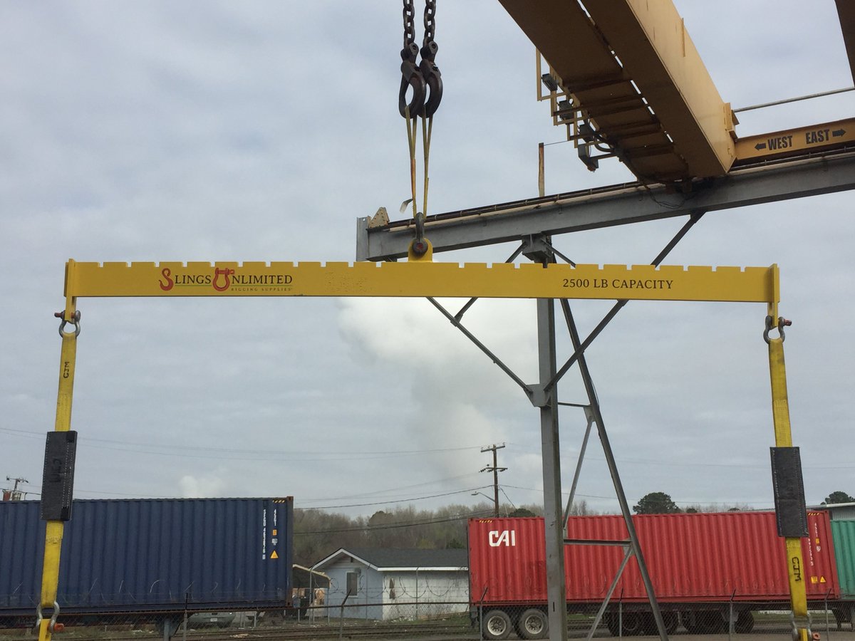 SlingsUnlimited's tweet photo. This custom notched lifting beam being will be used in a new paint booth. What lifting challenges are you facing? Let @SlingsUnlimited help! Contact us @ (706) 750-9099 or info@SlingsUnlimited.com. #riggingsafety #rigginglife #problemsolved #gotnylons https://t.co/bTF5yHiXQe