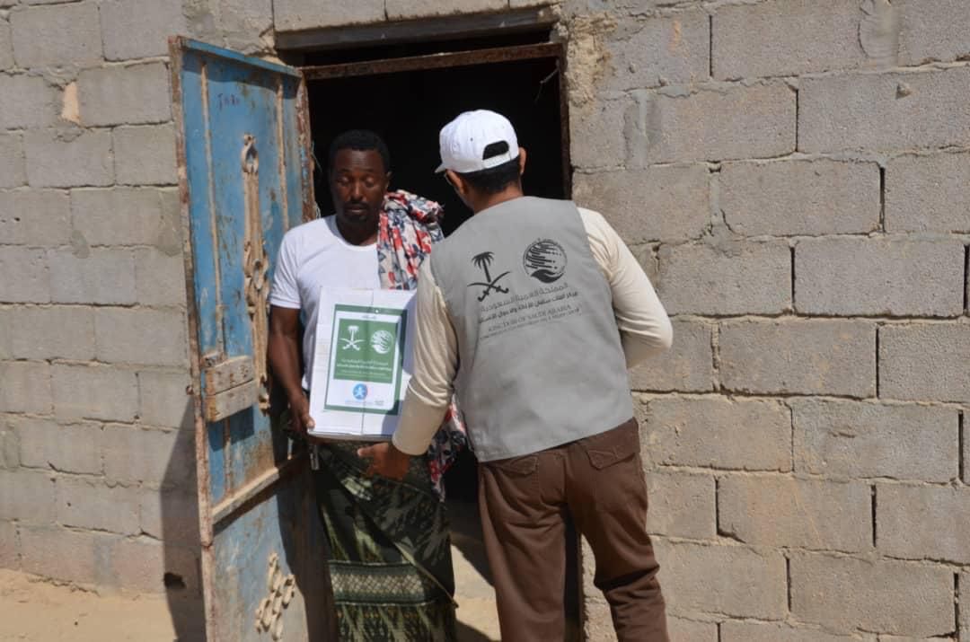 KSRelief_EN's tweet image. #Yemen 🇾🇪| #KSrelief distributed 3,000 boxes of dates in Al Ghaydah district of #AlMahrah governorate