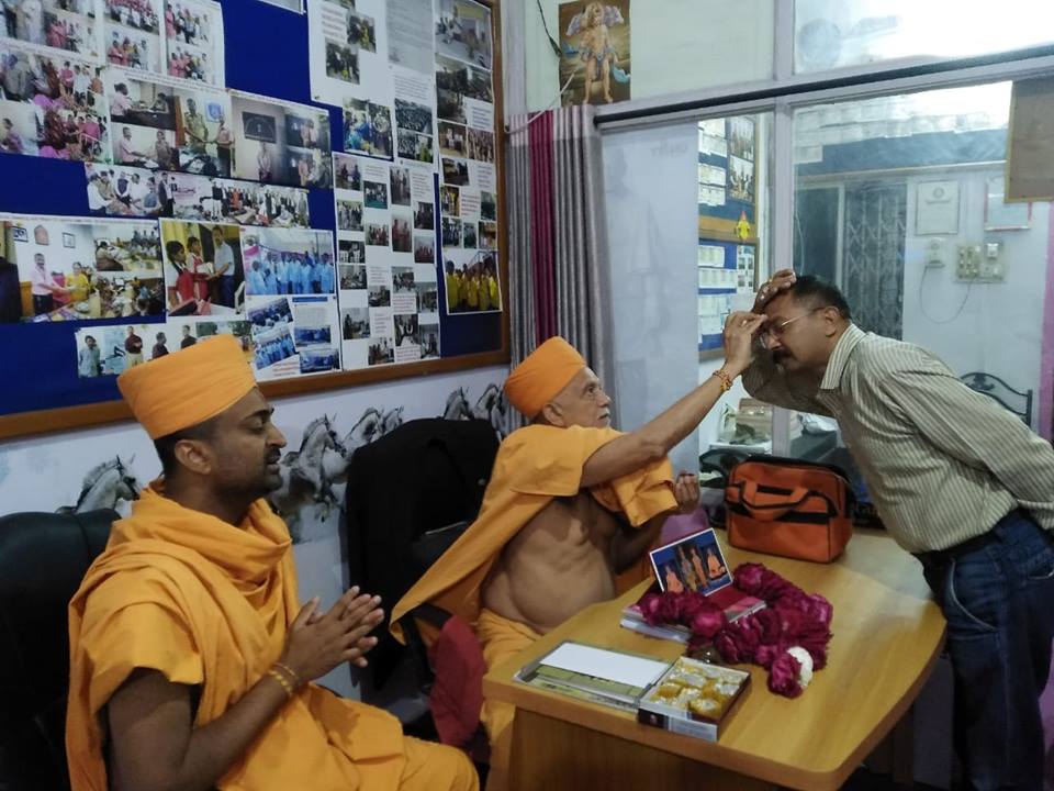 Blessings for our organisation by #Guru of #Swaminarayan Mandir Swami Narayan Bhushan Swami ji
hrea.info
#HumanRights #MukeshGupta #HumanRightsVadodara #HumanRightsBaroda #HumanRightsEducation #NGO #NGOVadodara #NGOBaroda #CorporateCompanies