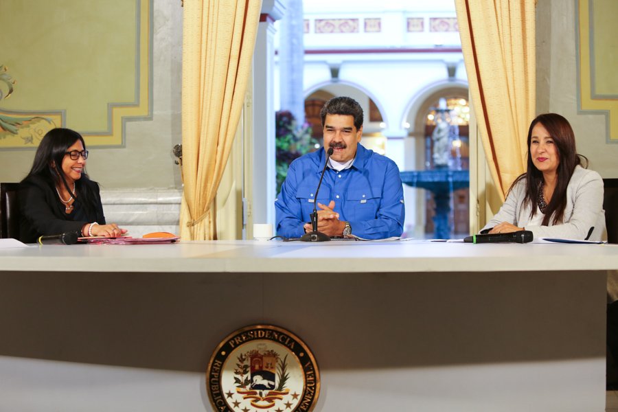 CarnetDLaPatria's tweet photo. #AsíLoDijo | Presidente @NicolasMaduro: "Decidí hacerle un regalo al Pueblo y ampliar los Carnavales 2019 además adelantar el Bono de carnaval a través del @CarnetDLaPatria".#Carnavales2019EnPazYAlegría 

#EnVenezuelaVencióLaPaz #28Feb https://t.co/2UZycjeXvY