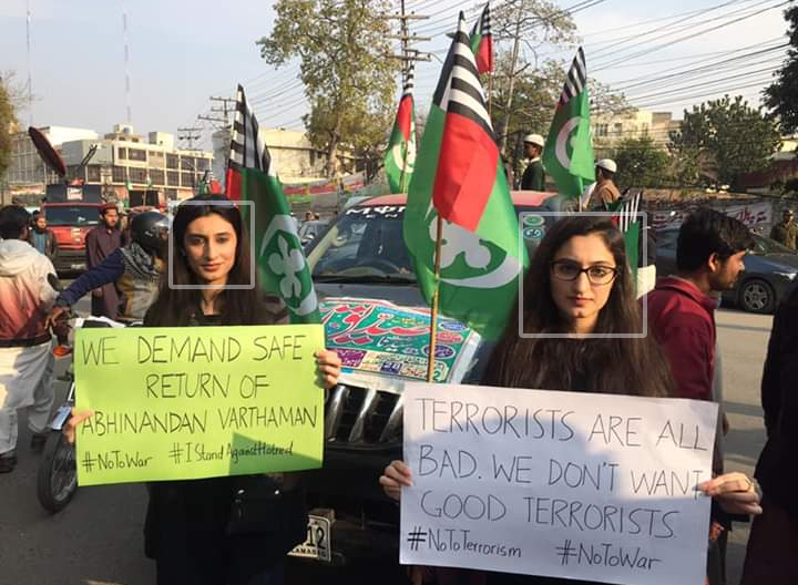 SehyrMirza's tweet photo. We heard this great news about the release of Indian pilot, #Abhinandan Varthaman, while demanding the same at today's protest outside #Lahore Press Club.

#NoToWar #NoToTerrorism #India #Pakistan #peace #AntiHateChallenge https://t.co/PAAY308Rkn