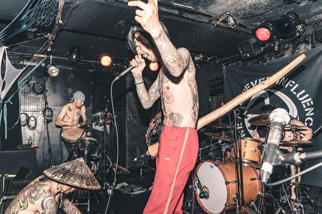 kooshow's tweet photo. NYで生活始める前、20歳頃にライブハウスで働いてた。その経験が最近、非常に生きてるなーと実感。
5,6年くらい関わりなかったのに、人脈もそこから始まったし、今も尚、広がりつつある。
#ライブ #ライブ撮影 #HABANA #iglabo #経験 #NY https://t.co/9JTLW2CMOA