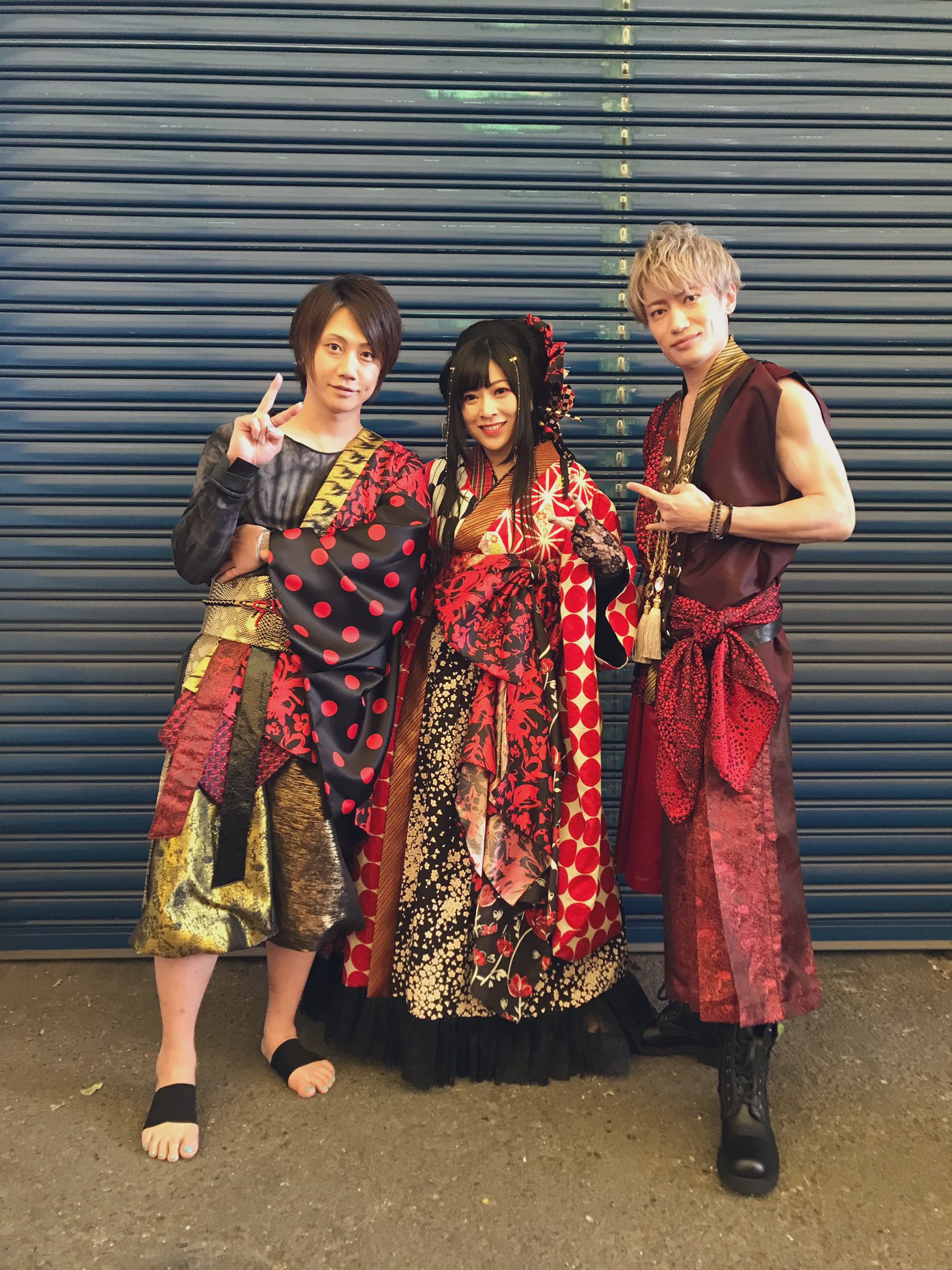 鈴華ゆう子yuko Suzuhana Cmの日とmvの日で髪型変えました あと Mvでは着物の下がアシンメトリーで実はミニスカートに変わってる あんまりよく見えないけど ロ