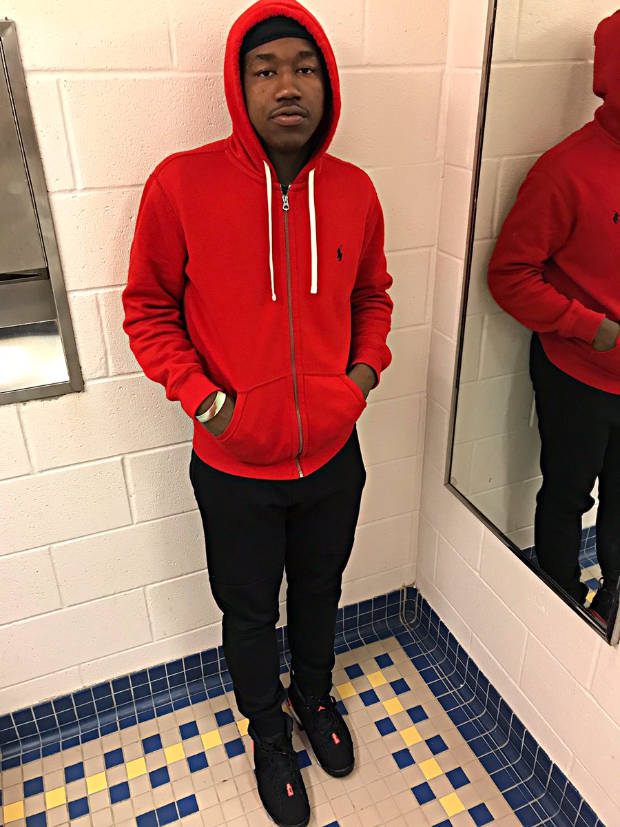 WavyQuezzo's tweet photo. Streets cold ash shiddd gotta keep the heat on me💰🥶 https://t.co/4IJeB1aJoX