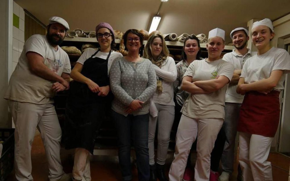 UnHandicap's tweet photo. Afin de faciliter l’intégration d’une salariée malentendante, le personnel de la boulangerie à Tinténiac, en Ille-et-Vilaine, va se former à la langue des signes.  https://t.co/l5cndoVsFC #emploi #handicap https://t.co/mNYj9LYwK3