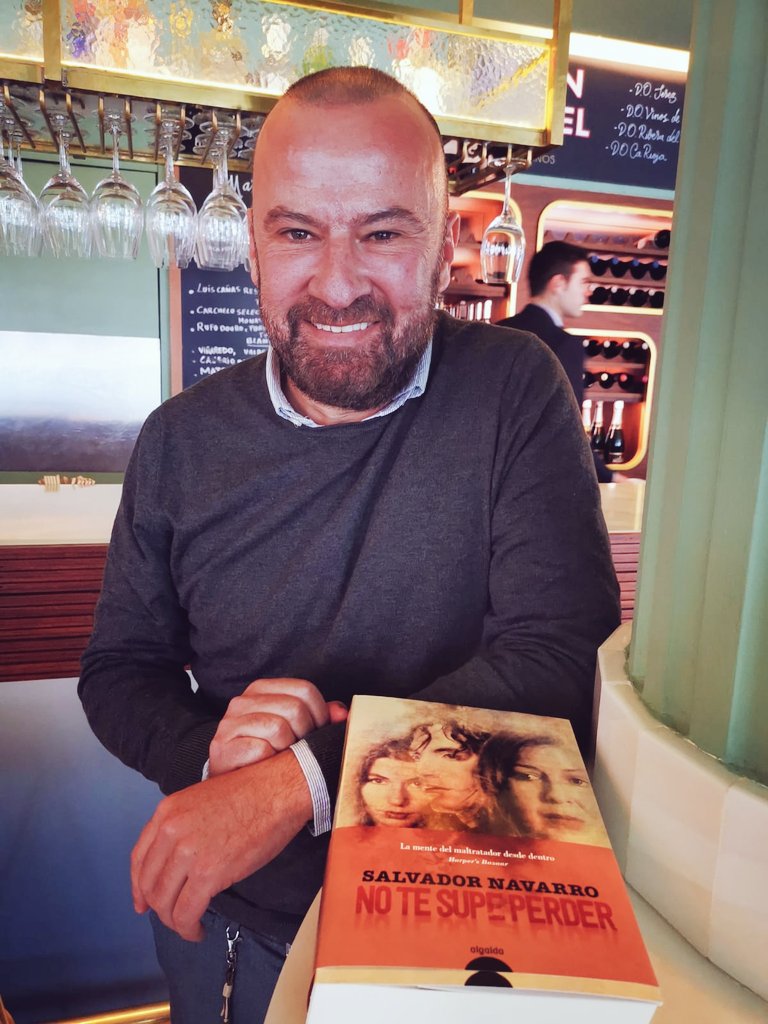 conunpack's tweet photo. Mañana de promoción de #NoTeSupePerder en Madrid con el escritor Salvador Navarro @BoreNavarro Está tarde presentará junto con el actor Anibal Soto @anibalsotobuzo la película en el Pequeño Cine Estudio @pcineestudio @AlgaidaEditores https://t.co/BpbQPBRro3