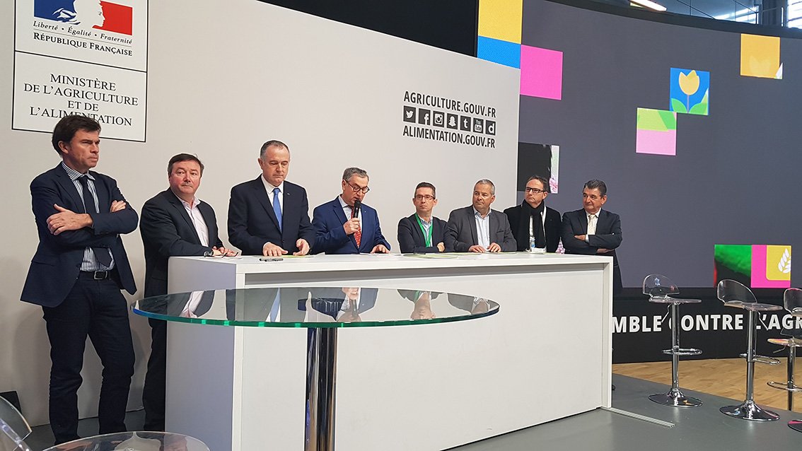 Lancement officiel du  Guide de sensibilisation à la certification Haute Valeur Environnementale en viticulture sur le stand du ministère de l'Agriculture, en présence du ministre Didier Guillaume et des représentants de la filière vins.
vignevin.com/recherche/inno…
 #HVE #Vin #vigne