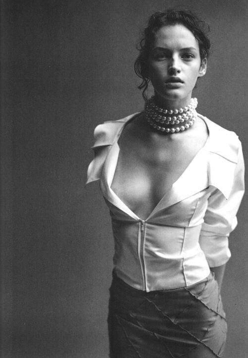 valijar's tweet photo. 'I love you as certain dark things are to be loved,in secret,between the shadow and the soul.'
-Pablo Neruda

Vivien Solari by Peter Lindbergh https://t.co/LgNS3x3YFx