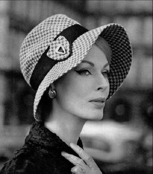Шляпы 50 годов. Одри Хепберн в шляпе. Шляпа таблетка Одри Хепберн. Вильгельмина Купер в шляпке. Грейс Келли в шляпке.