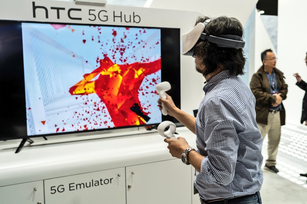 ezzaimreda's tweet photo. Our HTC 5G Hub can't stop winning awards 😎

Proud to see our R&amp;D successfuly demoing Cloud VR with real 5G 💪 
Showing how carriers can monetize their 5G on both device, platform and content.

Exciting times ahead !

#MWC2019 #HTC #Vive #5G #VR #MWC #EdgeComputing #Cloud https://t.co/e6QztFx70O