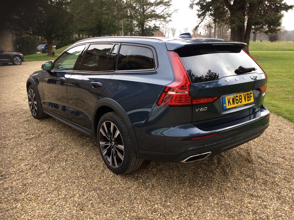 MartinWard_Cars's tweet photo. Just about to set off on an off-road course in this VOLVO V60 Cross Country AWD #adventureisoutthere https://t.co/j3Pac9HqE5