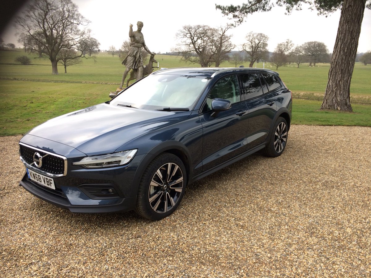MartinWard_Cars's tweet photo. Just about to set off on an off-road course in this VOLVO V60 Cross Country AWD #adventureisoutthere https://t.co/j3Pac9HqE5