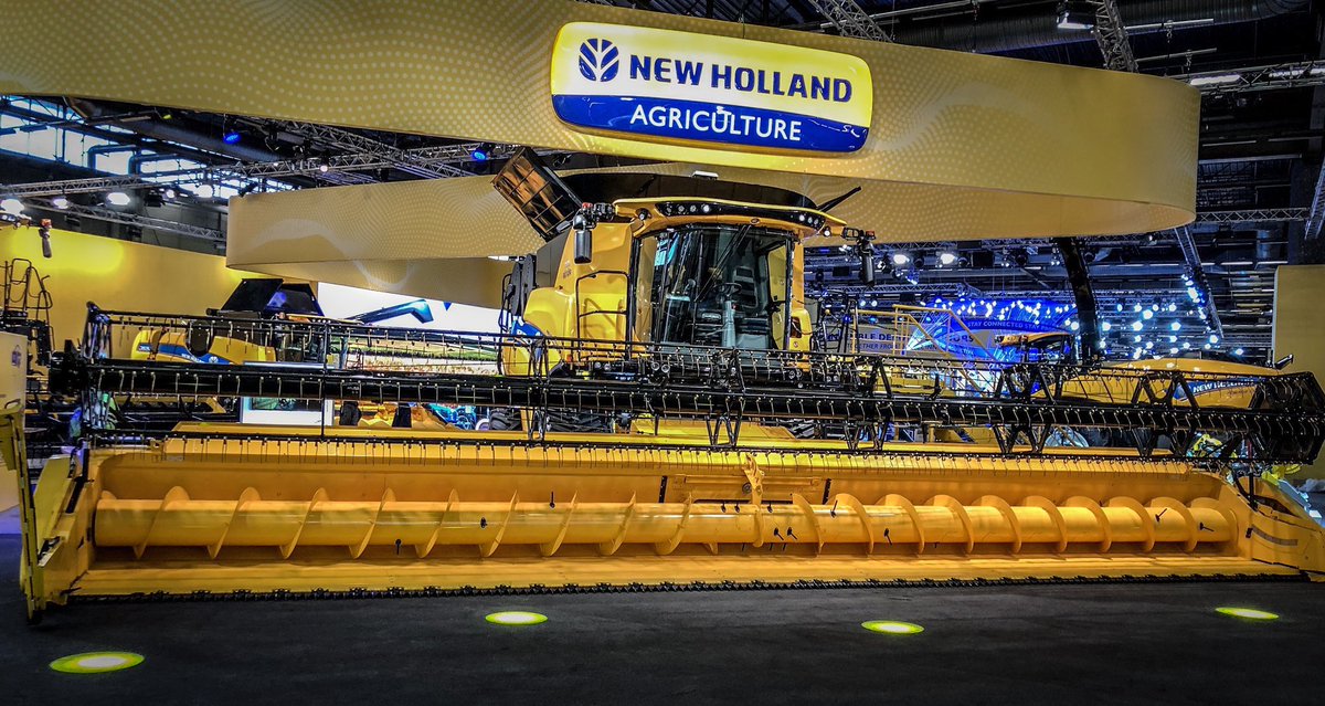 AudePocchiola's tweet photo. Prix OFF Le Audeawards des peaux de sauc dans les yeux à @dams7174 qui a réussit à ne pas voir la moissonneuse de @NewHollandAgFr et le Audeawards des questions qui ne se posent pas à Clélia  qui a demandé à drago #olimac si elle pouvait lui toucher la queue 🤣🤣🤣#SIMA2019 https://t.co/3TD9svkWrJ