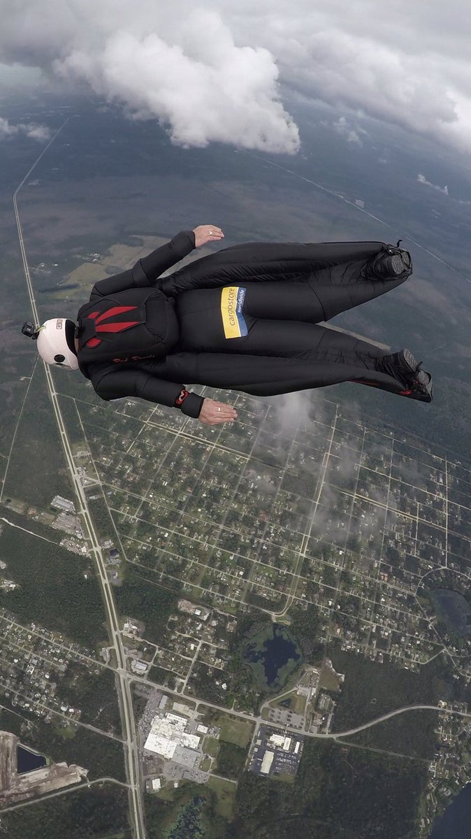 RedDevilsOnline's tweet photo. Flying something new this year, @CargostoreWW onesie power from @Phoenix_Fly !
Thanks to @CargostoreWW for making it happen!
#parachuteregiment #reddevilsfreefallteam #power #oneise #javelin #tracking #cargo #reddevils #deland #america #usa https://t.co/nOWpzqlibE
