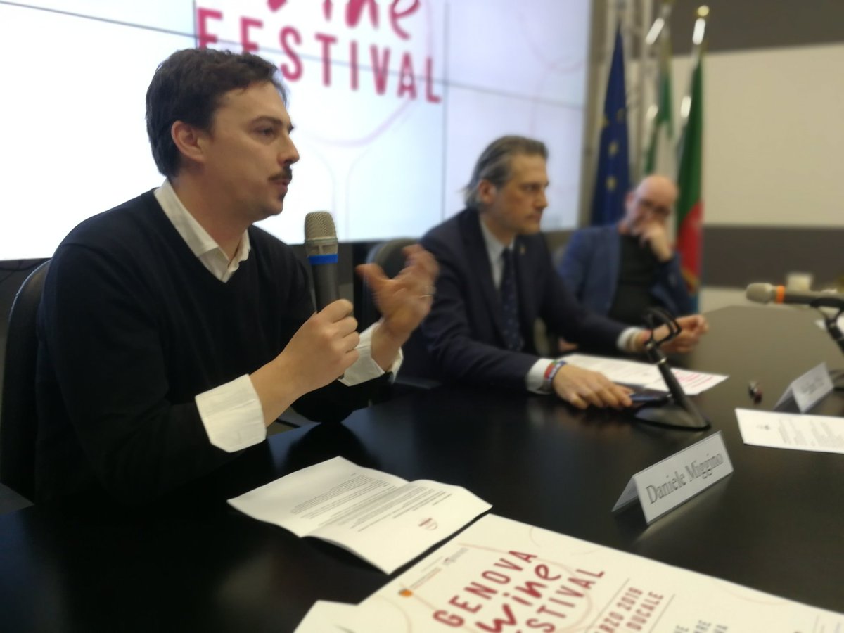 Conferenza stampa di presentazione del #genovawinefestival (Siamo più bravi a maneggiar bicchieri che microfoni, si vede?)