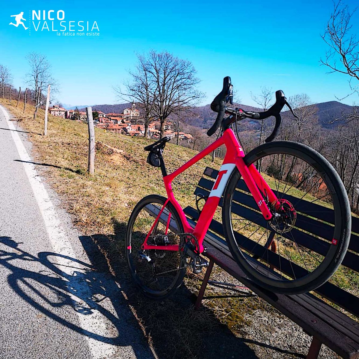 ... il riposo del #guerriero rosso di #carbonio 🚲

#NicoValesia 🚵🏻‍♂️ #LaFaticaNonEsiste

#3T #3Tbike #3Texploro <a href="/3Tbike/">3Tbike</a>