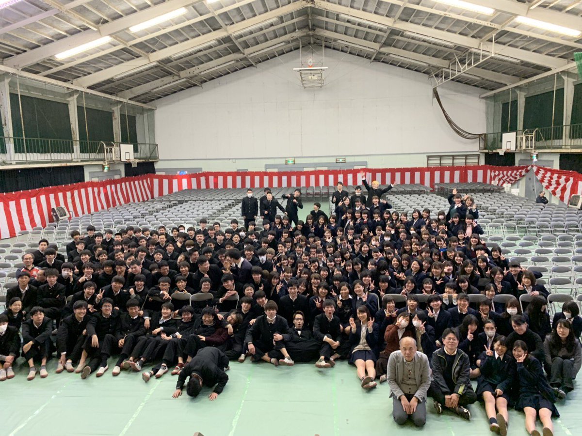 _eiki0514's tweet photo. 高校生最後の学年写真。。 https://t.co/Skw2nmrJhn