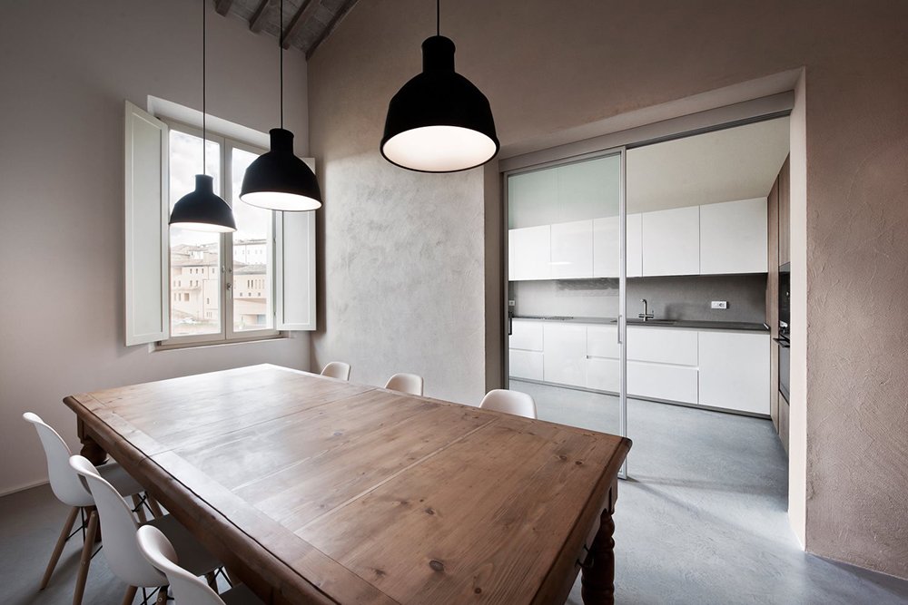 OttimoServizi's tweet photo. Protagonista della zona cucina e living di questo appartamento restaurato è una porta scorrevole Garofoli con vetro trasparente. https://t.co/N3FTeLe7A7
